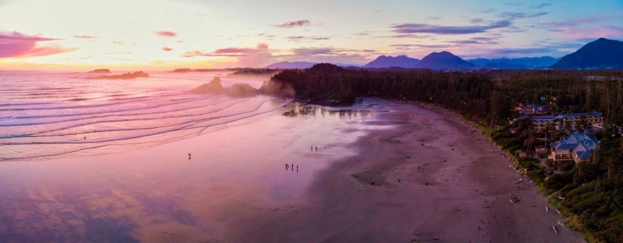 <Who>Photo credit: 123rf</who>Aerial view of Tofino's Long Beach