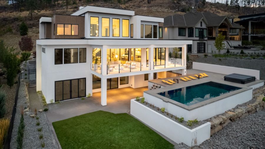 </who>Fawdry homes won four Okanagan Housing Awards, including 'excellence in single-family, detached home worth $2 to $3 million' for this Coastal Comfort Meets Modern Luxury contemporary mansion.