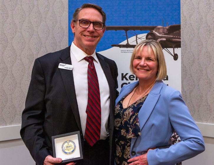 </who>Outgoing president, chair gavel winner and 120th anniversay medallion receipient Derek Gratz with his wife, Bonnie.