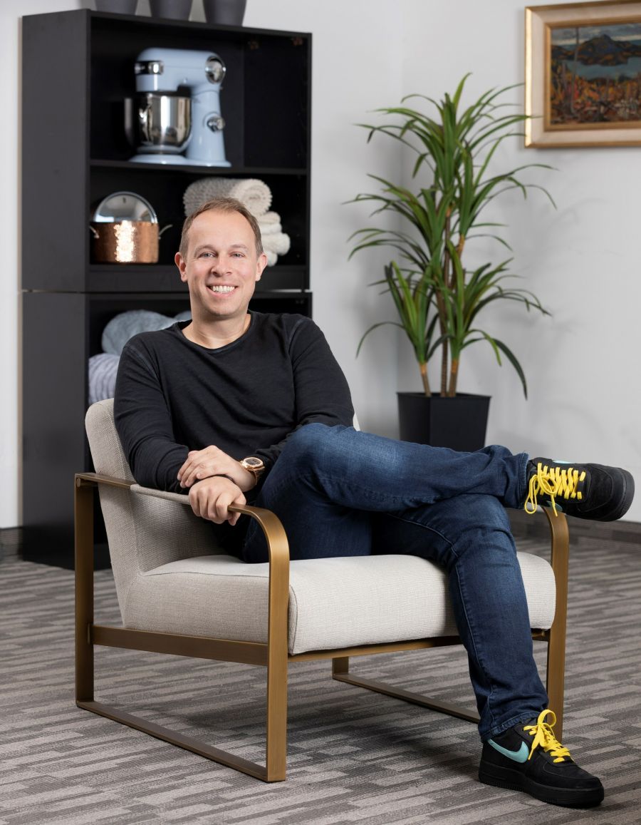 </who>Doug Putman is the owner of the Rooms+Spaces, Toys'R'Us and Babies'R'Us Canada, Sunrise Records, HMV and T. Kettle chains of stores.