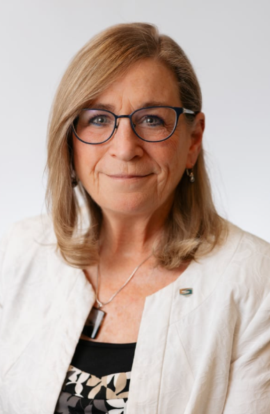 </who>Tourism Kelowna chair of the board Kelly Watt praised Ballantyne for her contributions.