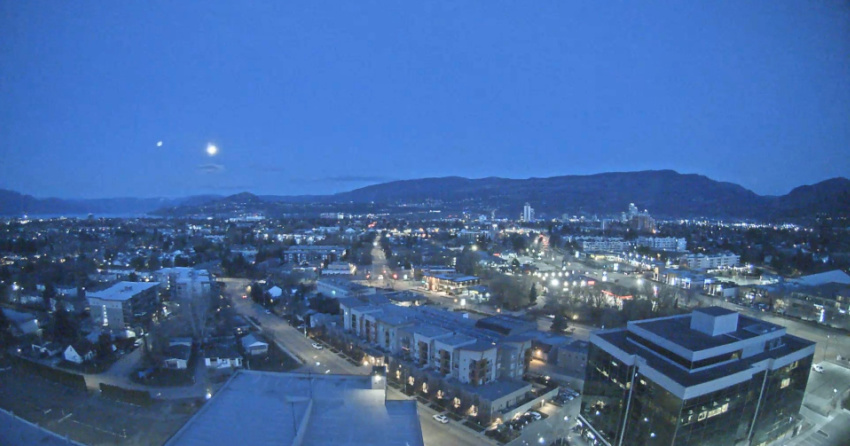 <who> Photo credit: KelownaNow </who> Kelowna a little after 6 am this morning.