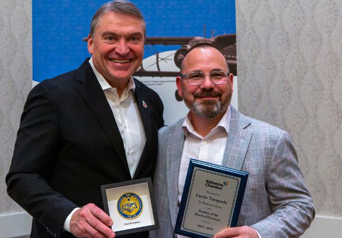 </who>Kelowna Mayor Tom Dyas, left, with Marion Bremner director of the year Curtis Tarapaski of Crosspace Construction.