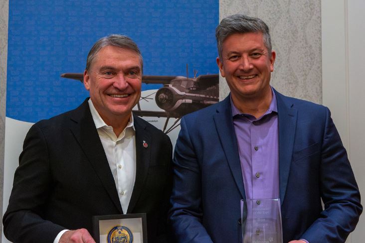 </who>Kelowna Mayor Tom Dyas, left, with ambassador of the year Dan Brown, a realtor with Royal LePage.