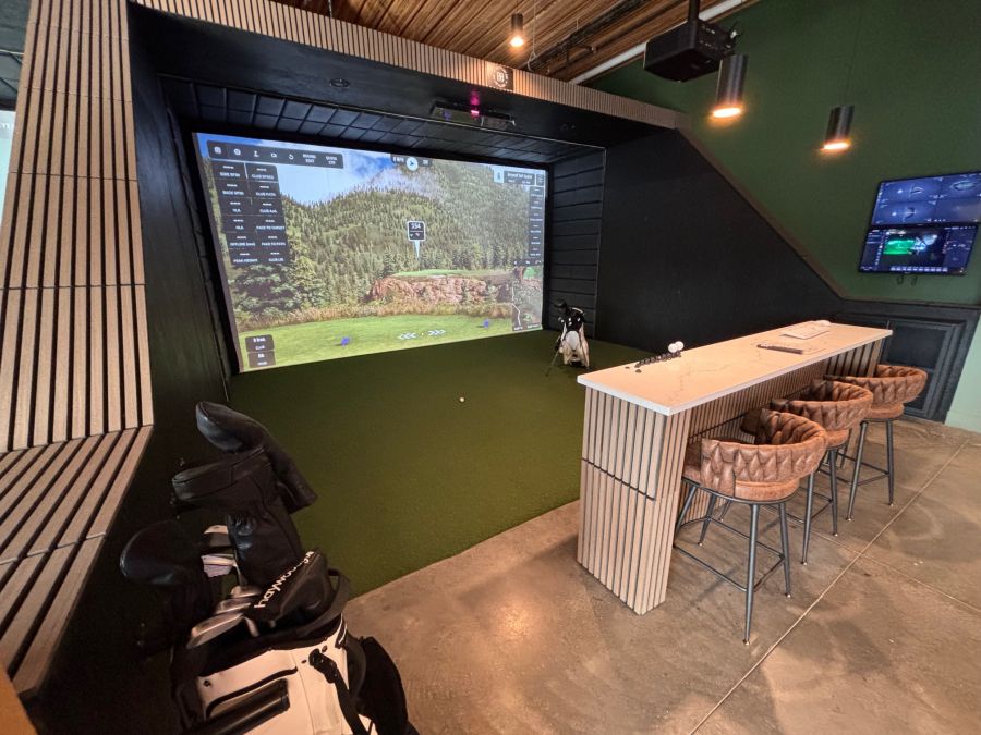 <who>Photo Credit: KelownaNow</who>The famous "Cliffhanger" 6th hole at Greywolf Golf Course near Invermere, BC, was set up on the simulator when KelownaNow visited OVG Kelowna.