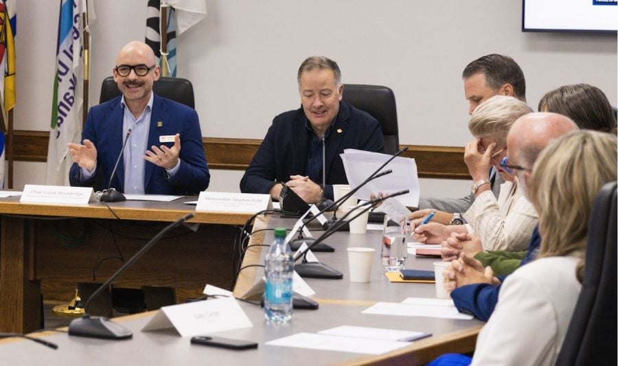 </who>Central Okanagan Regional District chair Lloyal Wooldridge, left, at a meeting with Stephen Fuhr, right, Kelowna MP and secretary of state for defence procurement.