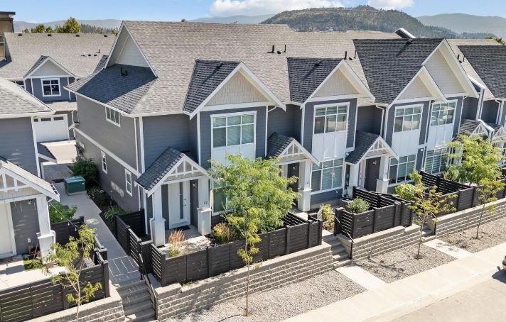 </who>A three-bedroom, three-bathroom, 1,548-square-foot townhouse in North Glenmore's Parklane is listed for sale for $725,900, just a little less than the $725,000 benchmark selling price of a typical townhouse in Kelowna in March.